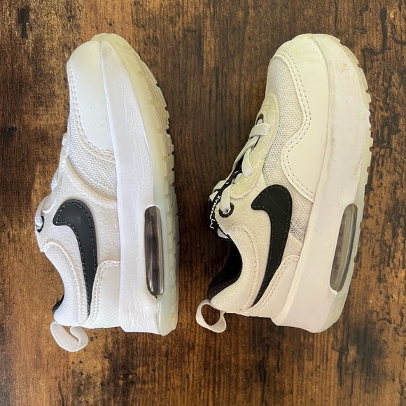 White Nike motif tennis shoes for toddler size 7 - Picture 6 of 6